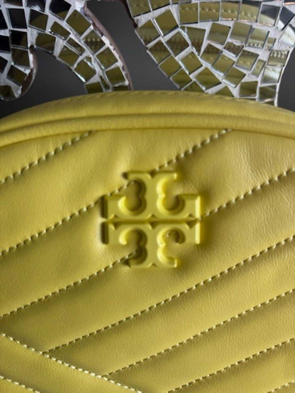 💕Tory Burch Kira Chevron Powder Coated Camera Bag Crossbody - Picture 3 of 8